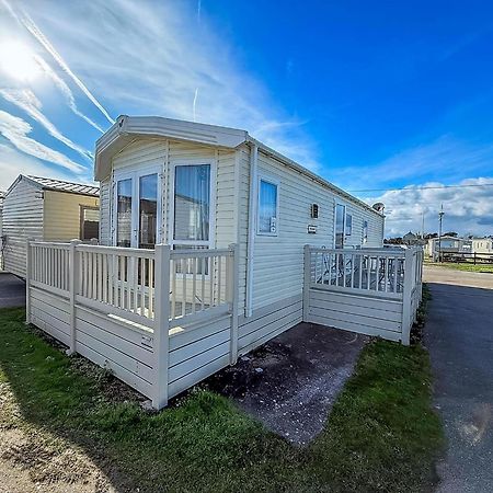 Lovely 6 Berth Caravan At Suffolk Sands Holiday Park Ref 45010Mv Филикстоу Екстериор снимка