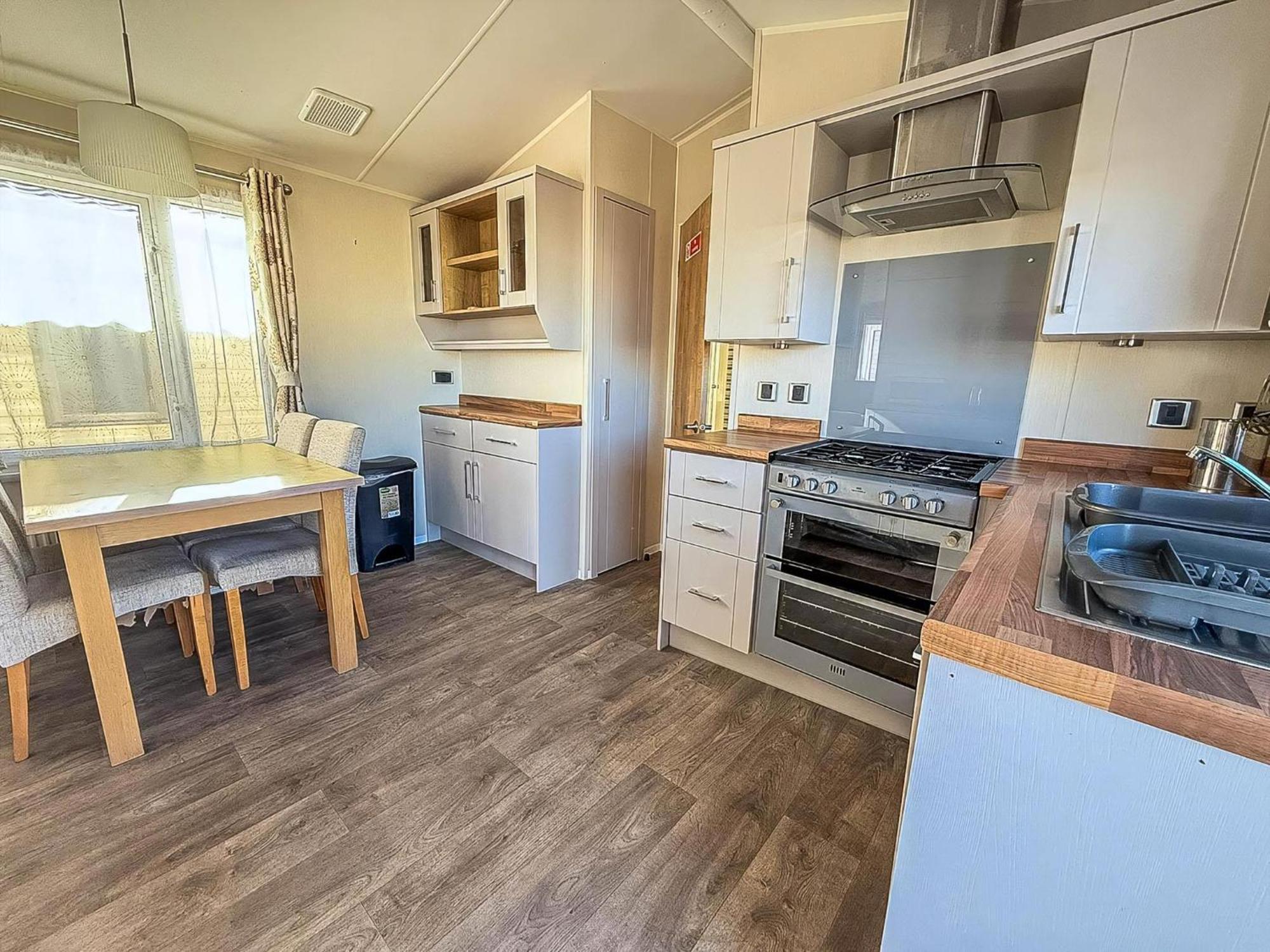 Lovely 6 Berth Caravan At Suffolk Sands Holiday Park Ref 45010Mv Филикстоу Екстериор снимка