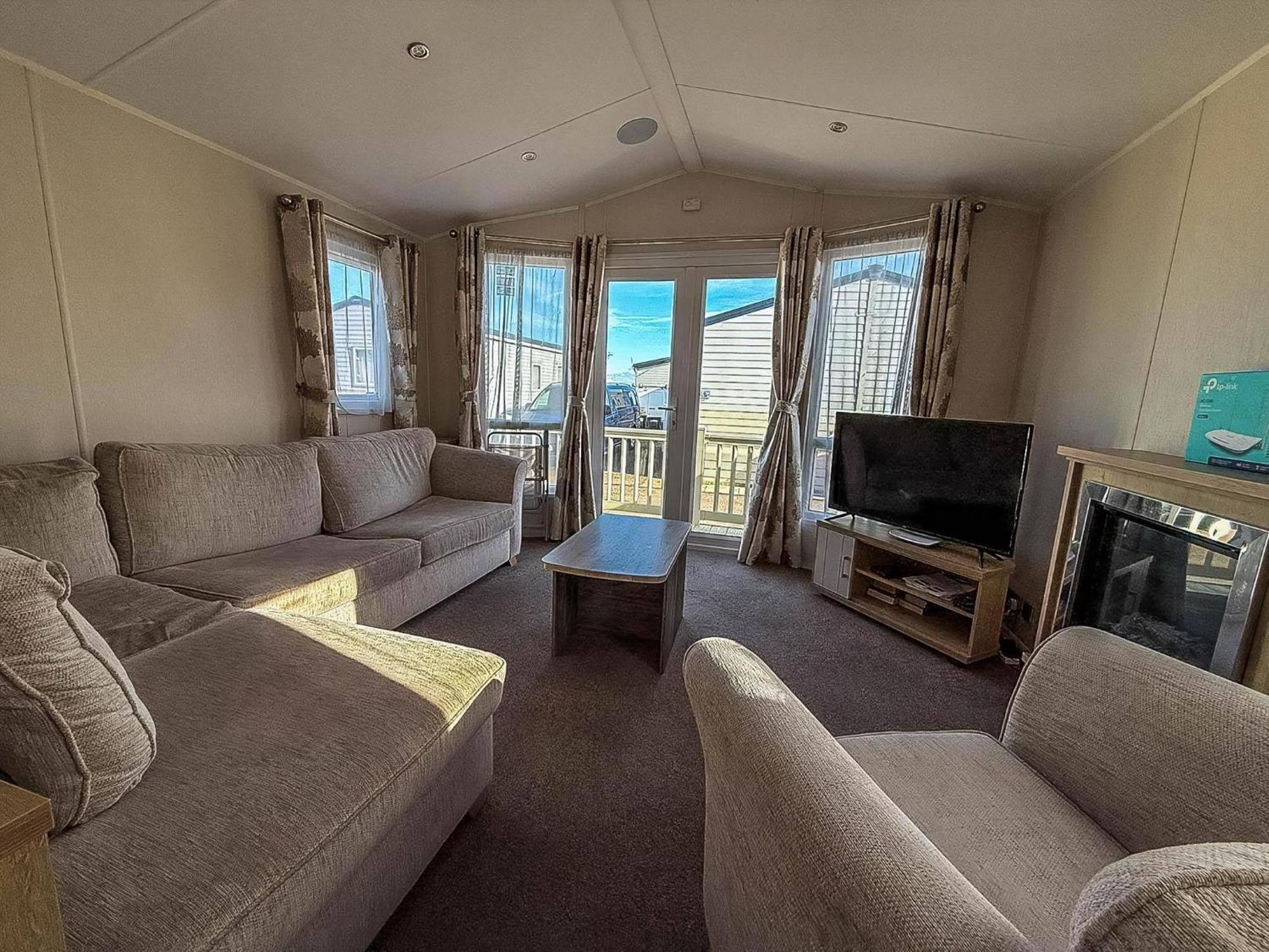 Lovely 6 Berth Caravan At Suffolk Sands Holiday Park Ref 45010Mv Филикстоу Екстериор снимка