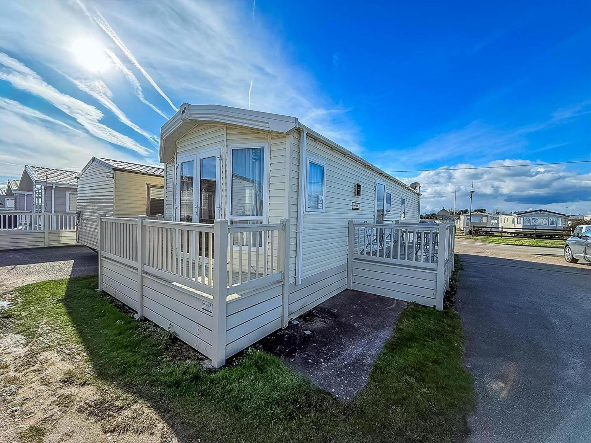 Lovely 6 Berth Caravan At Suffolk Sands Holiday Park Ref 45010Mv Филикстоу Екстериор снимка